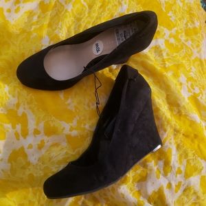 COPY - Pretty in closed toe wedge!